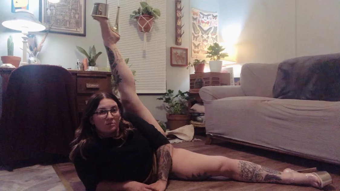Tattooed horny stoner contortionist with lots of plants and time to kill 😈