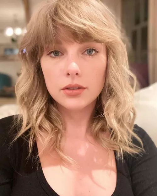 Taylor Swift is just naturally unbelievably beautiful