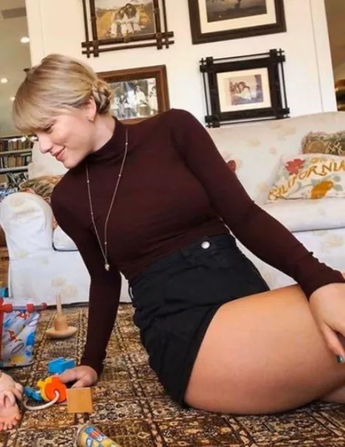 Taylor Swift’s juicy thighs have me so horny