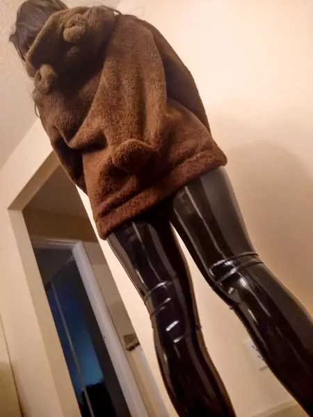 Teddy bear hoodie and latex pants is such a great combo 🥰
