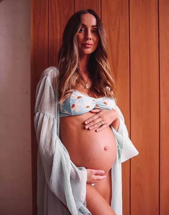 Tell me how good my belly looks Tell me how good my belly looks