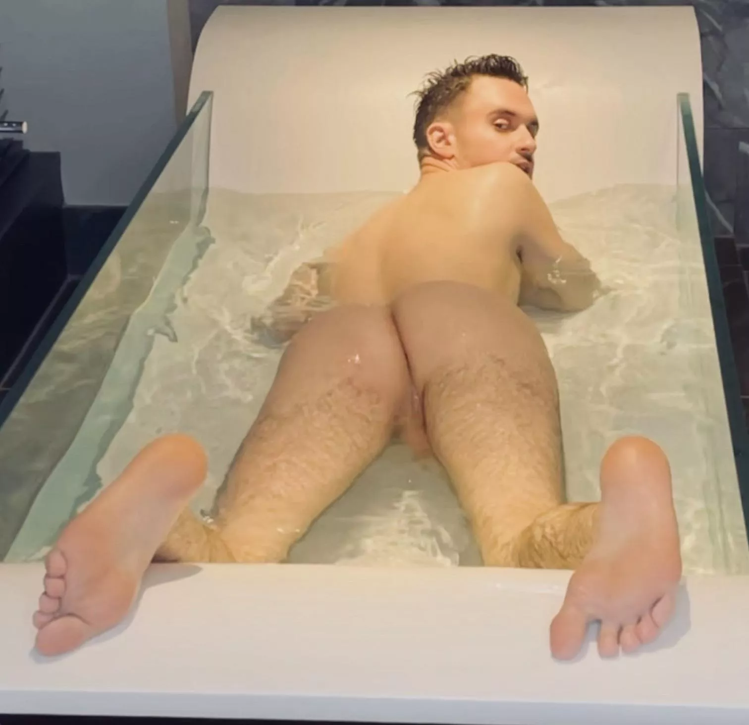 Tell me if your starting on my wet feet or my ass first?😝