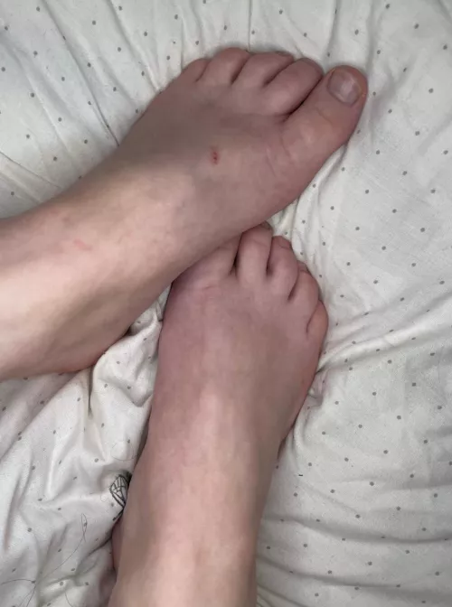 tell me what you think of her cute lil feet