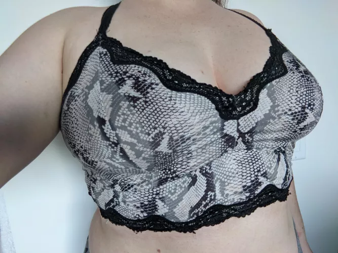 Temptation in a stretchy bralette ☺️