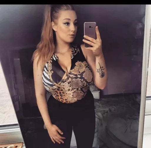 That top can barely contain dlouise98’s tits