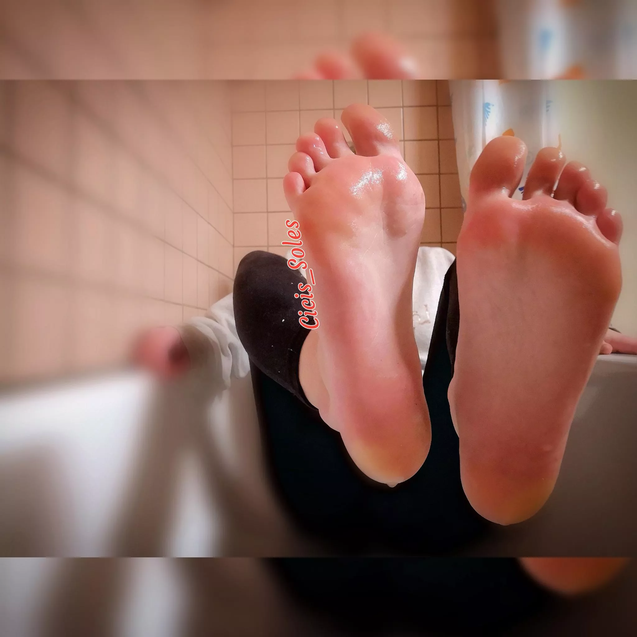 The bathtub is where I get the cleanest and the dirtiest. 💦🥵 Can I slip 'n slide these soles all over your face? 👅🦶