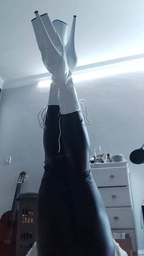 The boots finally cameπim so horny already