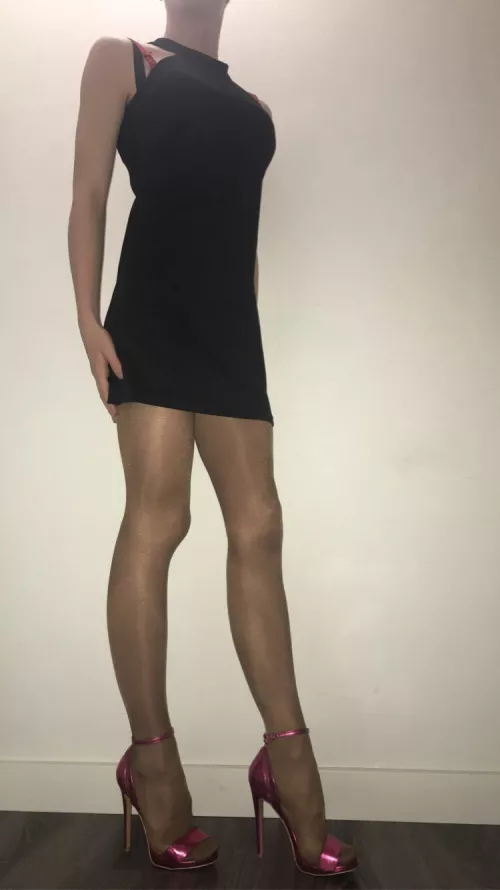 The bra peaking out😉