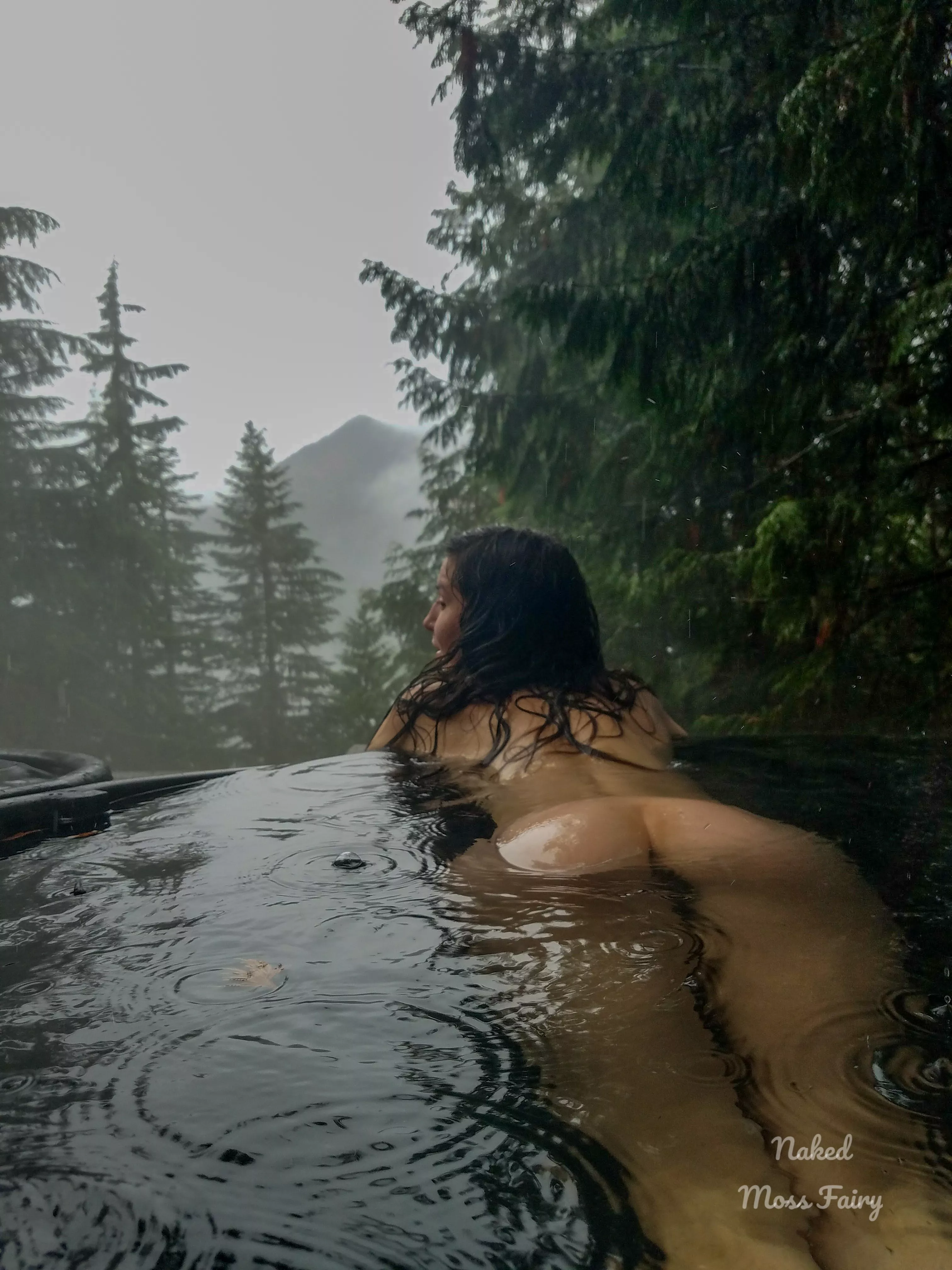 The contrast of the cold rain kissing my skin while soaking in a hot spring gives me body tingles🥰