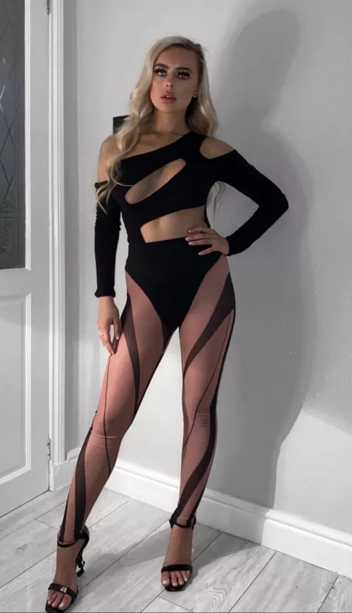 The hell is that outfit Lauren?! 😍