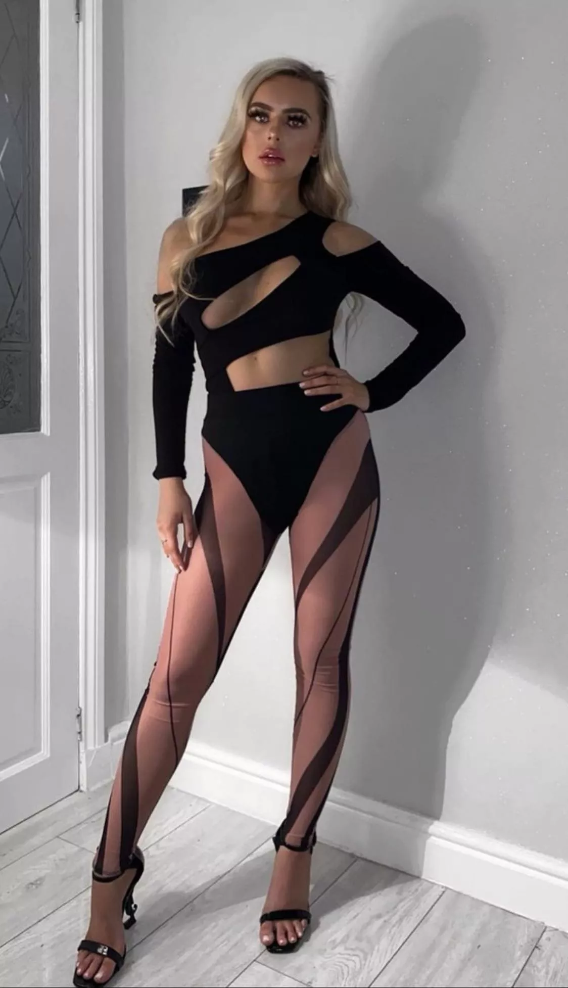 The hell is that outfit Lauren?! 😍