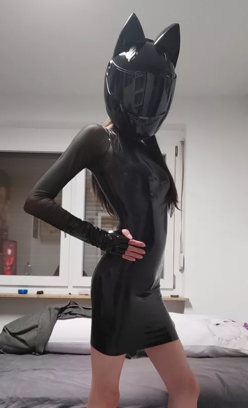 The helmet stays on during sex! ^~^