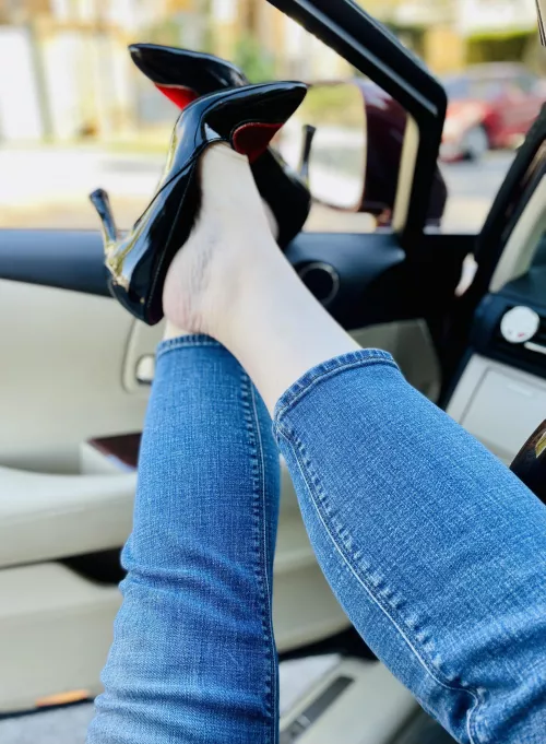 The higher the heel, the closer to Friday!💋