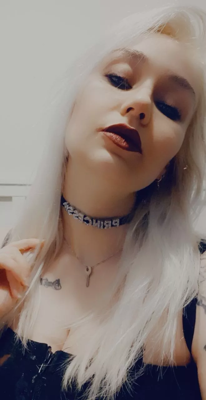 The key to your freedom sits around my neck, beg at my feet for the attention and maybe I'll acknowledge you 😈