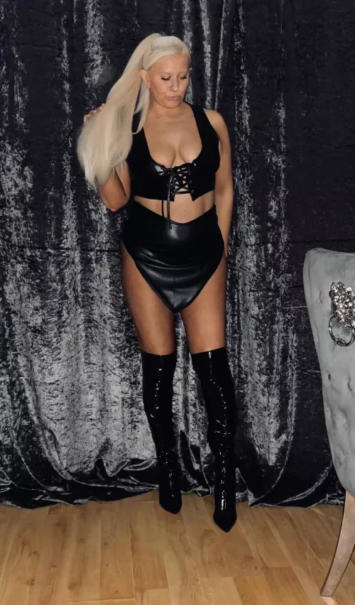 The kinda outfit you can unwrap for Christmas