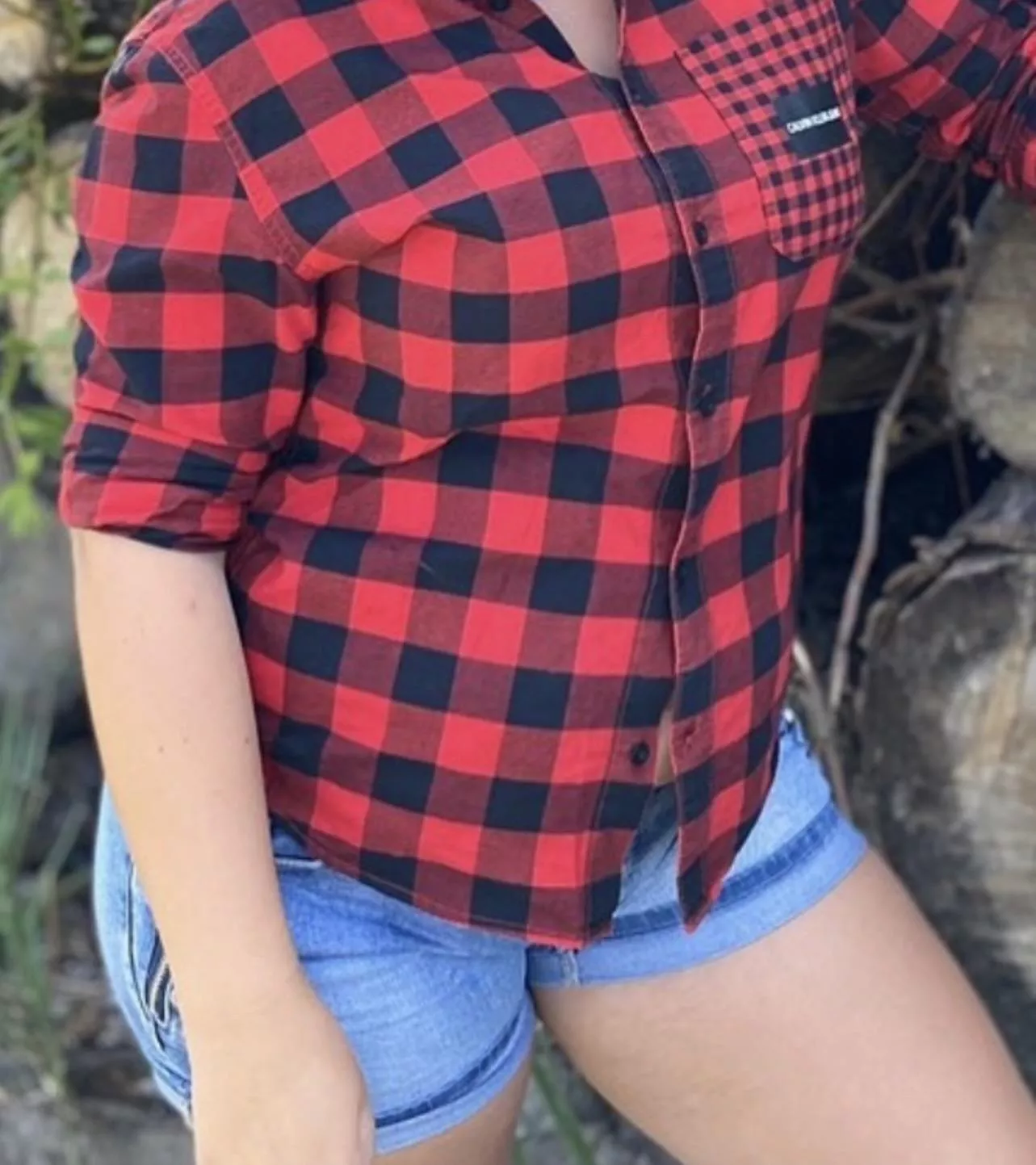 The lowest button popped and my belly shows up😳