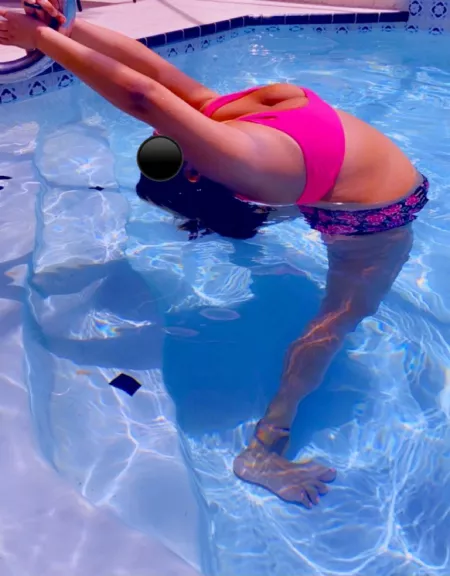 The most flexible milf on the block 😎