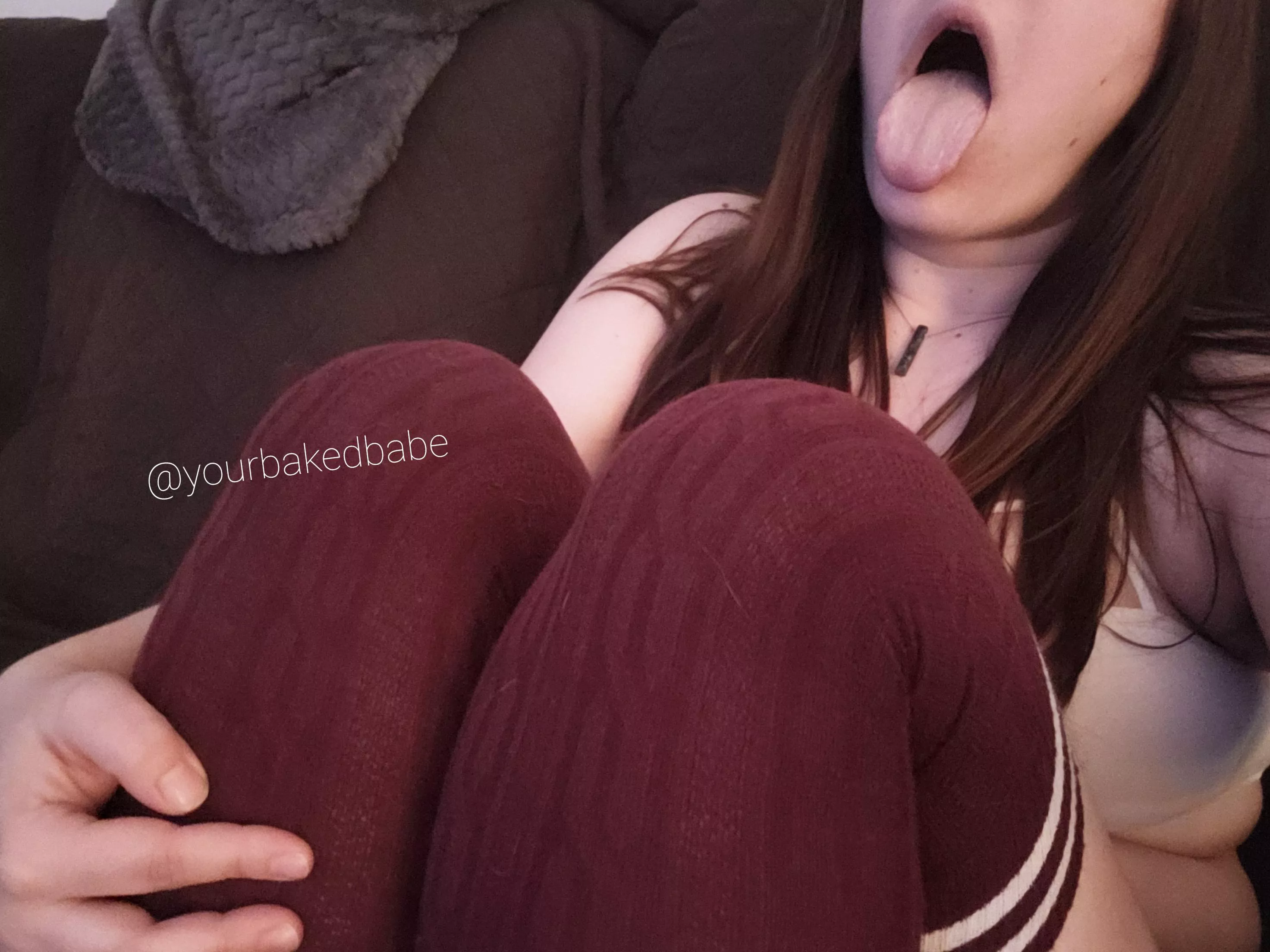 The only way to shut me up is to put a dick in my mouth🤷‍♀️🤤
