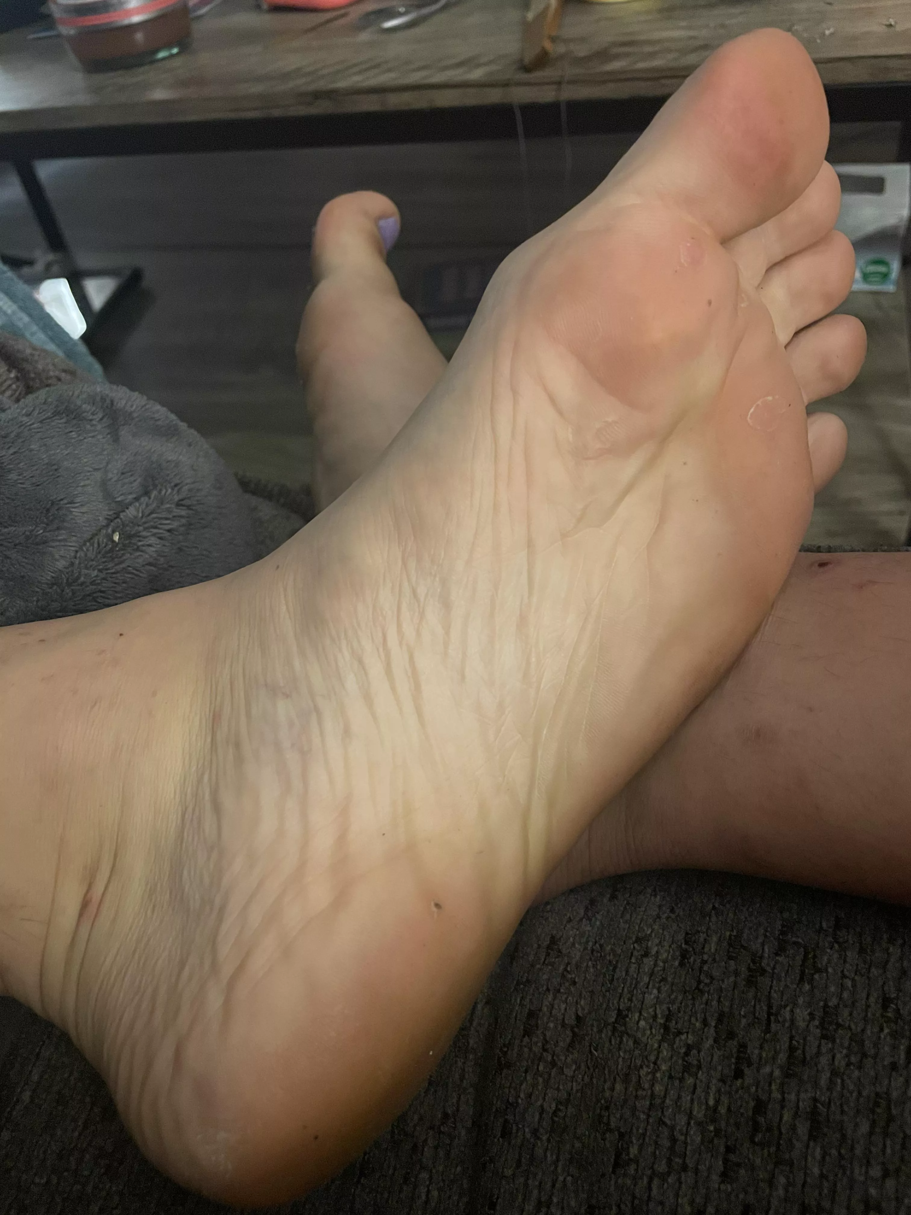 the pic is w/e but i like zoomin’ into my dirty soles :D