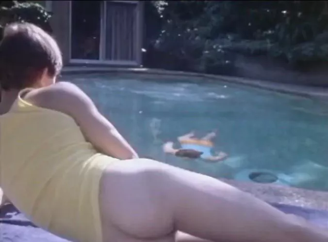 The ‘pool boy’ was at the centre of so many vintage pics and vids. 😋