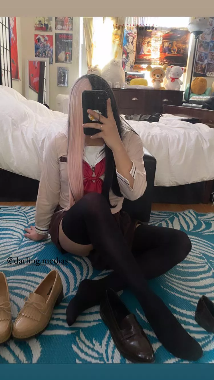 The thigh highs stay on during sex, but of course you can remove the uniform.. 🤪💖