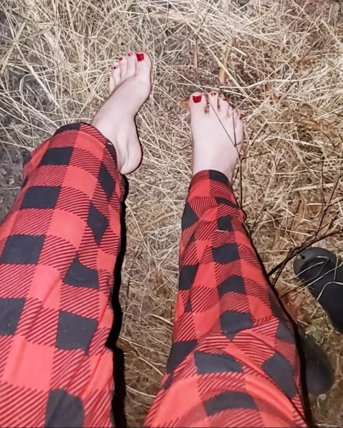 The way they arch... will you lick and worship the bottom of my pretty feet after walking outside barefoot...?