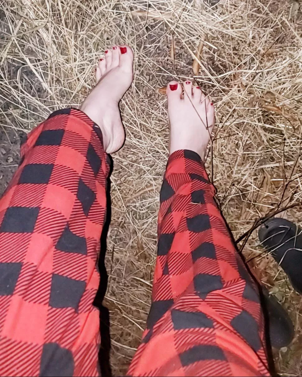 The way they arch... will you lick and worship the bottom of my pretty feet after walking outside barefoot...?