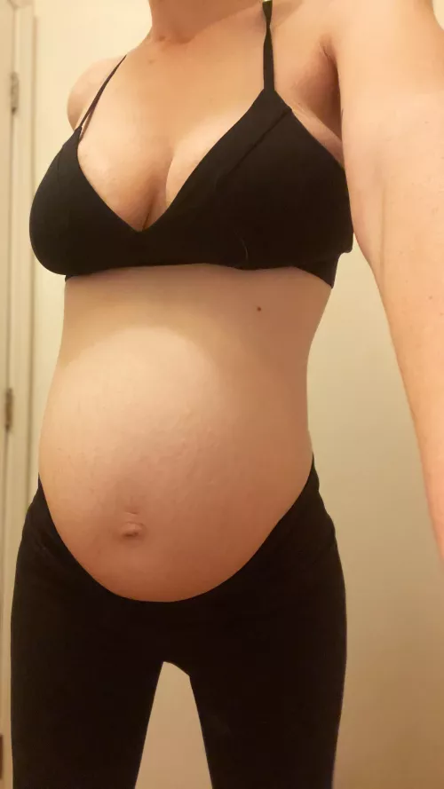 The way this big bump looks against my tiny frame is so hot, it’s making me feel very naughty 😇💅🏼