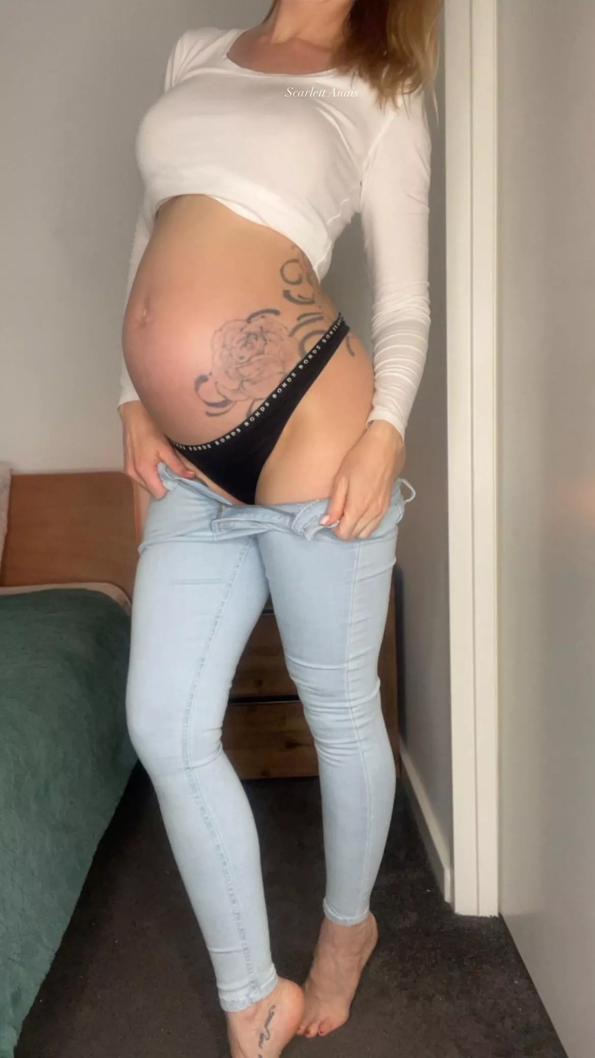 There’s no way I’m getting my favourite jeans up over my widened hips 🥵 There’s no way I’m getting my favourite jeans up over my widened hips 🥵