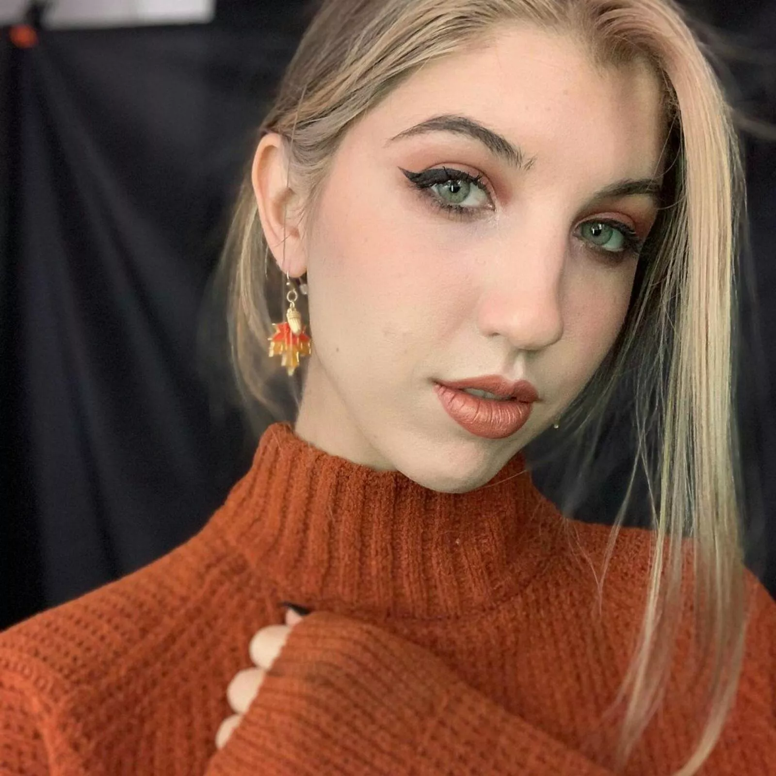 There's something about FrivviFox that completely hypnotizes me... One look at that face and my pants are off and I'm gooning nonstop for perfect Frivvi!