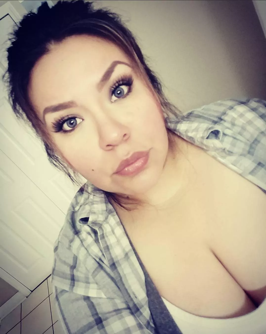 these tits would happily see your cock 🥰send to kik: xoidesire