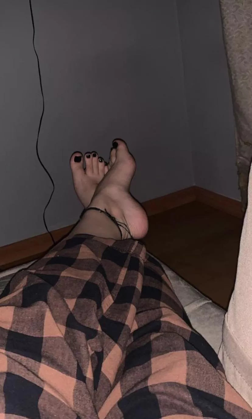they r tired n a lil sweaty, need a clean to relax 👅 dms/pms r welcome