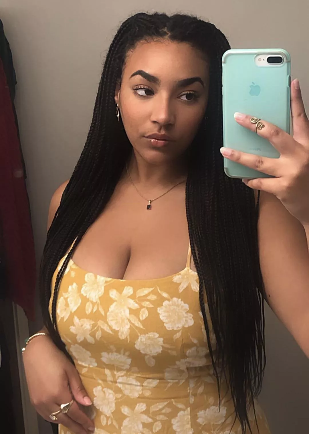 they’re sitting so pretty in this tight sun dress ☺️