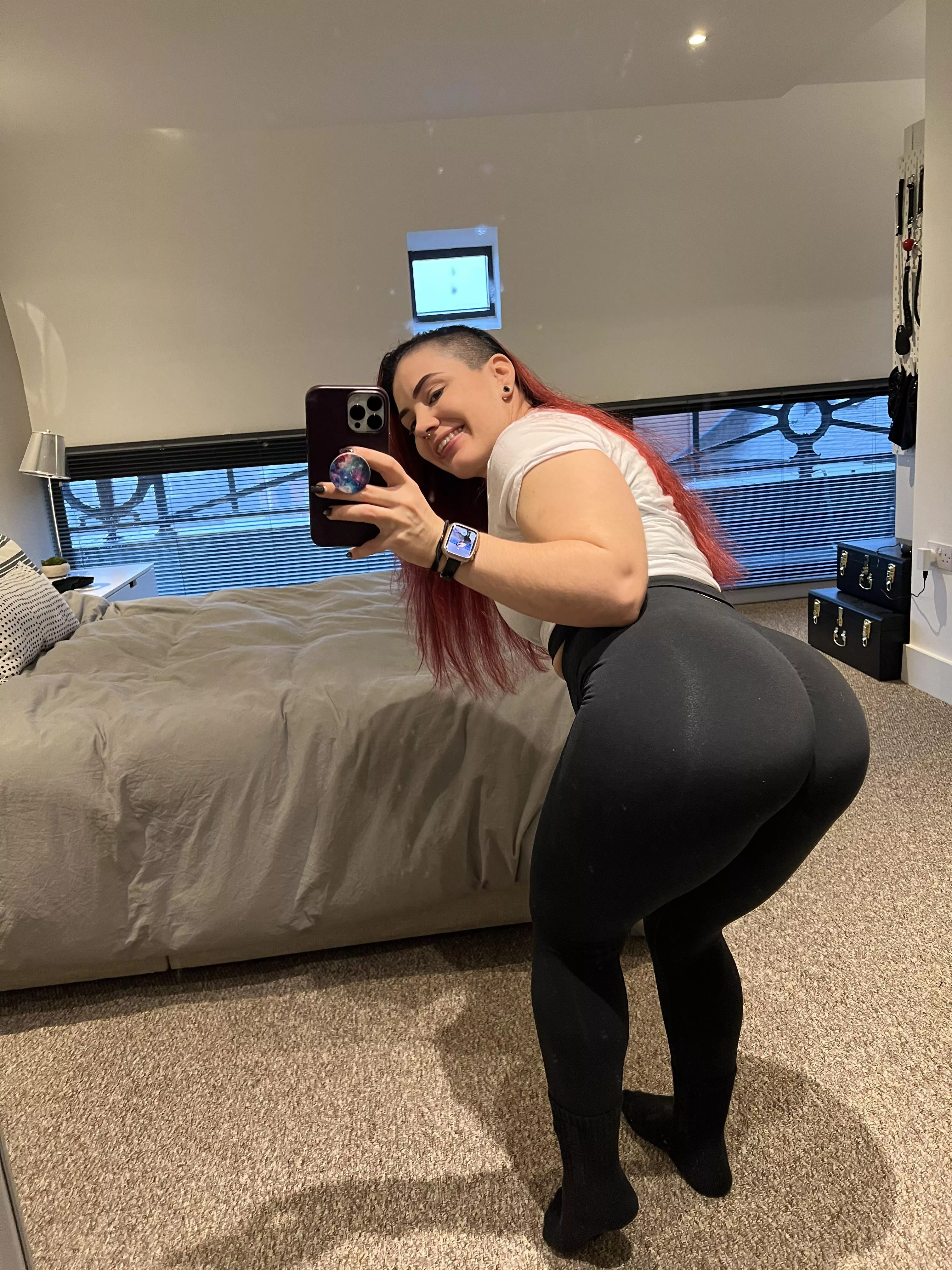 Thicc booty in some very tight leggings 😋