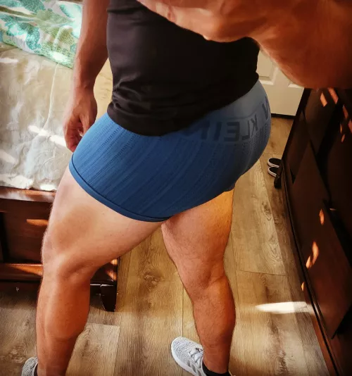 Thicc thighs for your eyes.