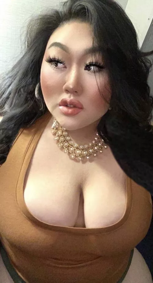 thick asian hottie