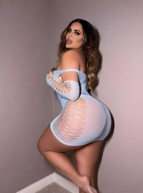Thick babe ready for a night out