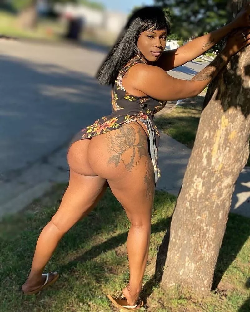 Thick chocolate right there 🍫🍑