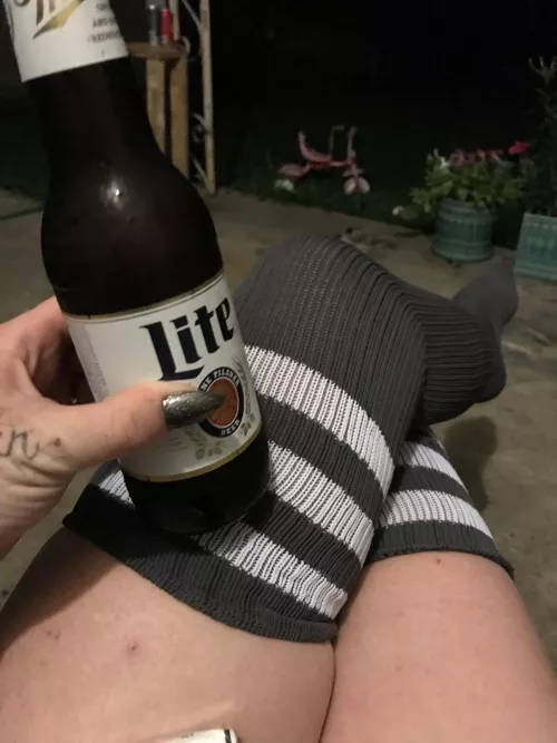 Thigh highs, a beer, good nails and hand tats. Iām hot even without my face in the pic š
