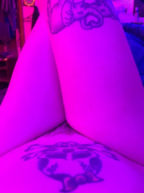 Thighs n tats… hot af 😉