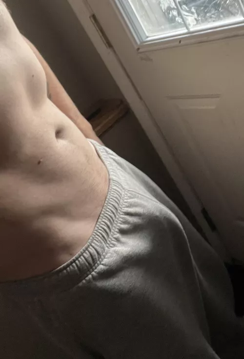 Thirst trap Thursday , for the wo(M)en who Love gray sweatpants season 😘