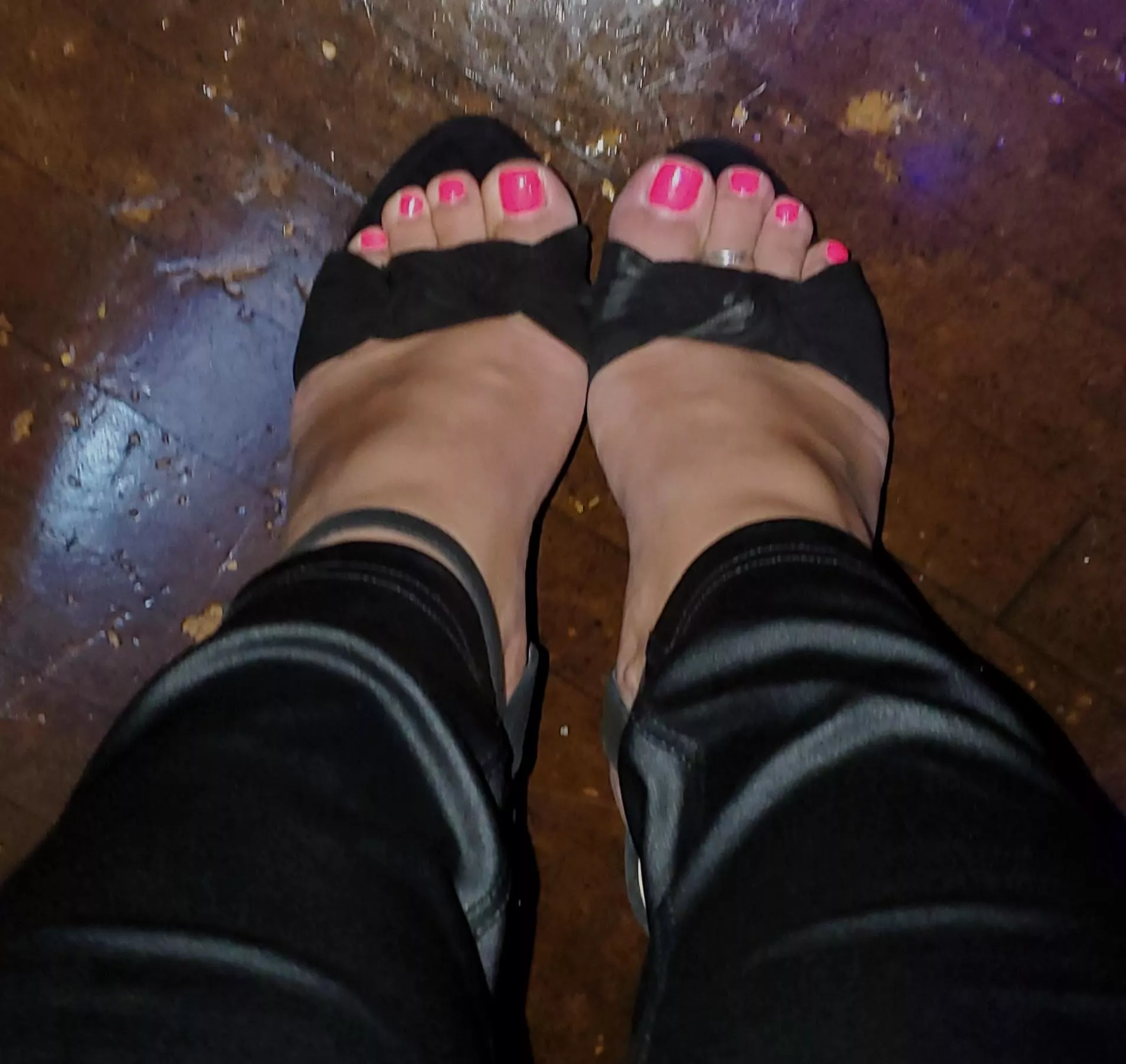 Thirst Trap Thursday. . .I'll need someone to rub these hot pink toes. Any takers???