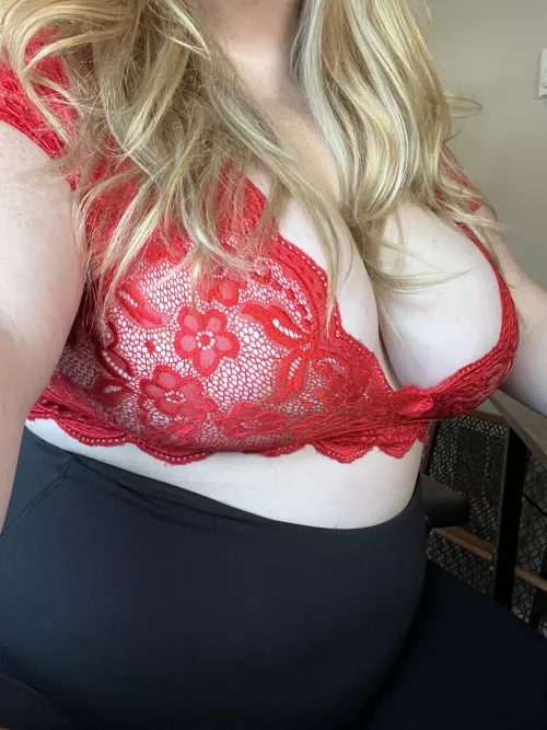 This bra is working overtime 😈