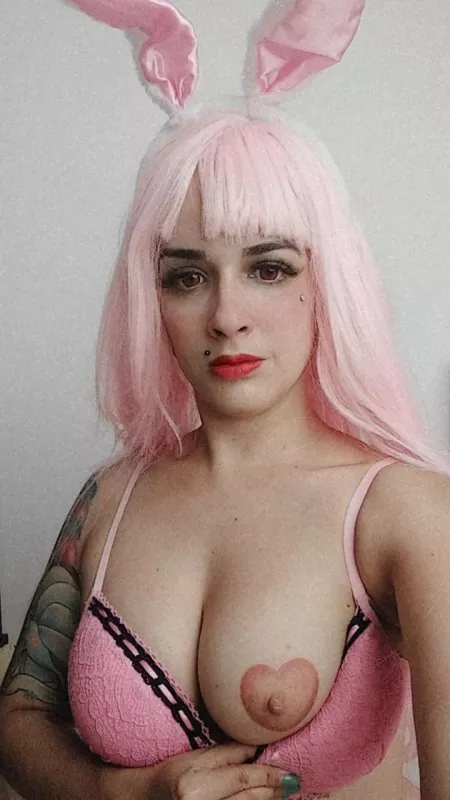 this bunny wants to play with your carrot 😋 🥕