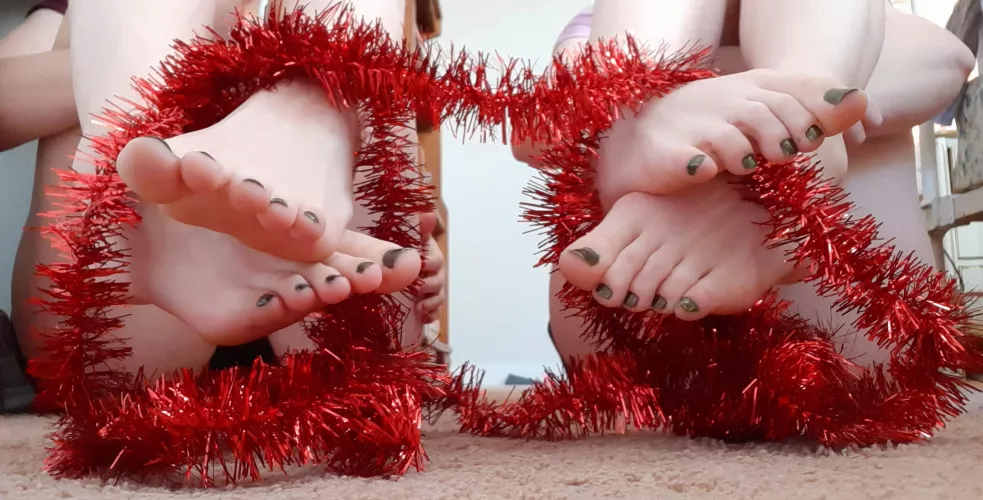 This christmas garland accentuates our pale feet nicely💋🎄 Don't you think?😘