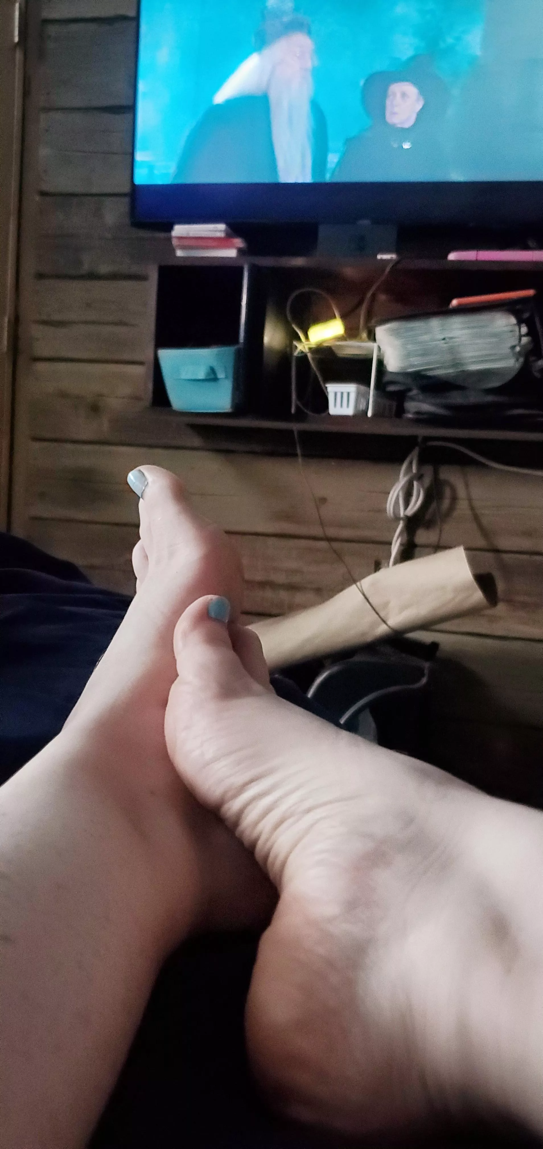 this fall, stormy weather calls for relaxing and watching Harry Potter....who's joining me‽?👄👄❤❤