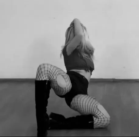 This is how I would spread my legs for you to cum in me💋