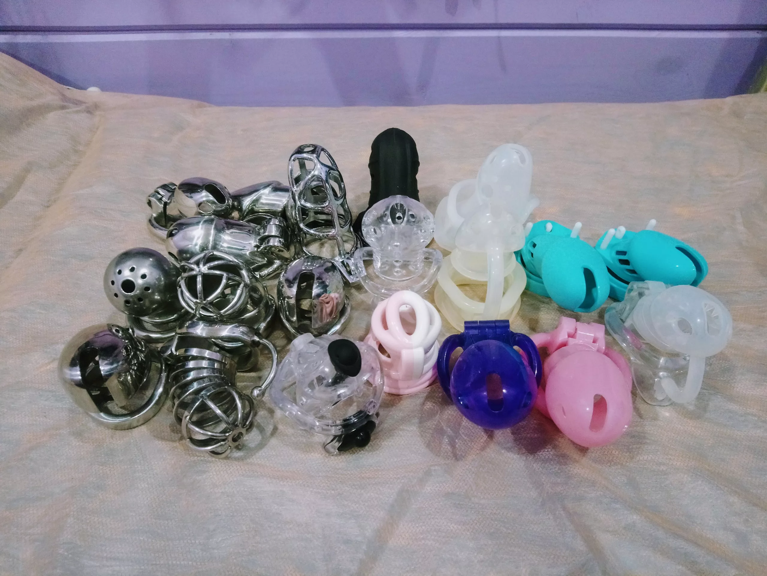 This is just part of my collection. I don't know why I bought so many. I just love collecting them. Before that, I posted a few more cages already worn. This is a small continuation of how much I have collected.