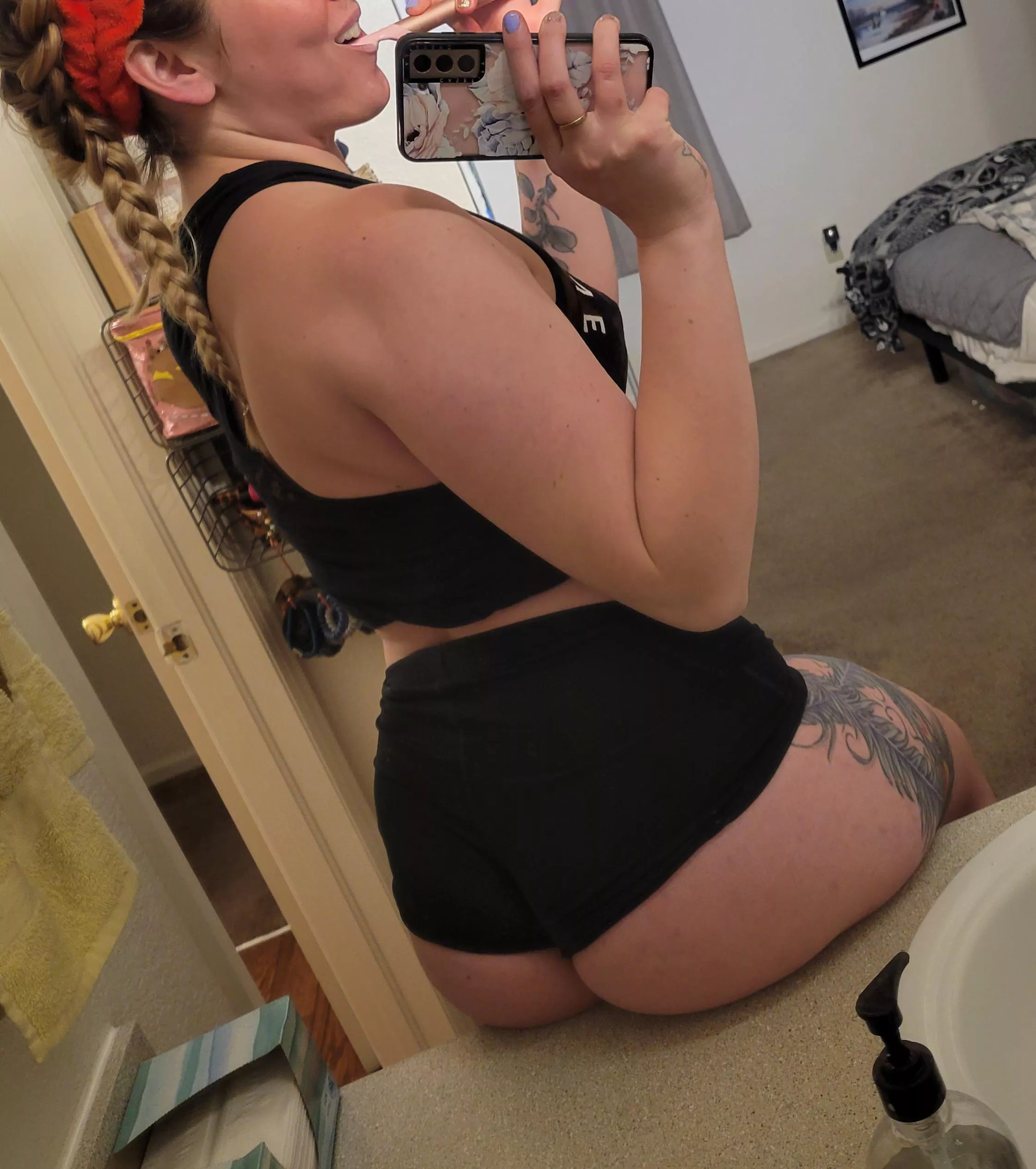 This is just your friendly reminder not to forget to brush your teeth before bed 😘