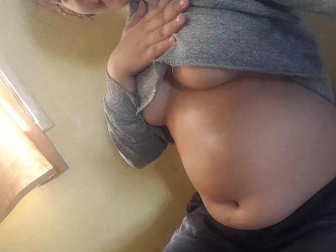 This is my sexy tummy, I want to reach 150k some feeder willing to help me. reach my goal😍🥰🐷🐽 addme k i k : yulian.guerra